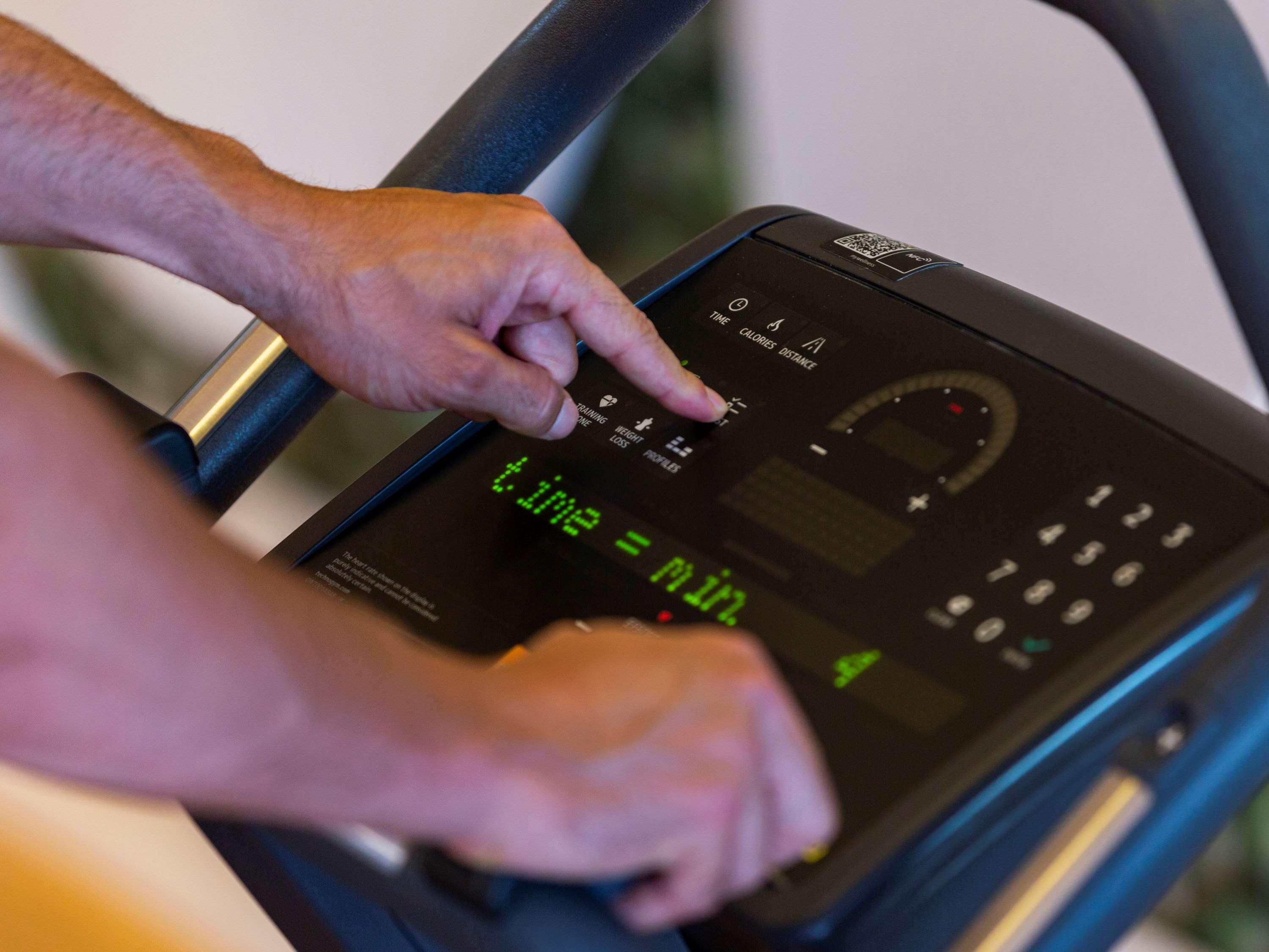 فندق موفينبيك دو لاك تونس المظهر الخارجي الصورة A treadmill console