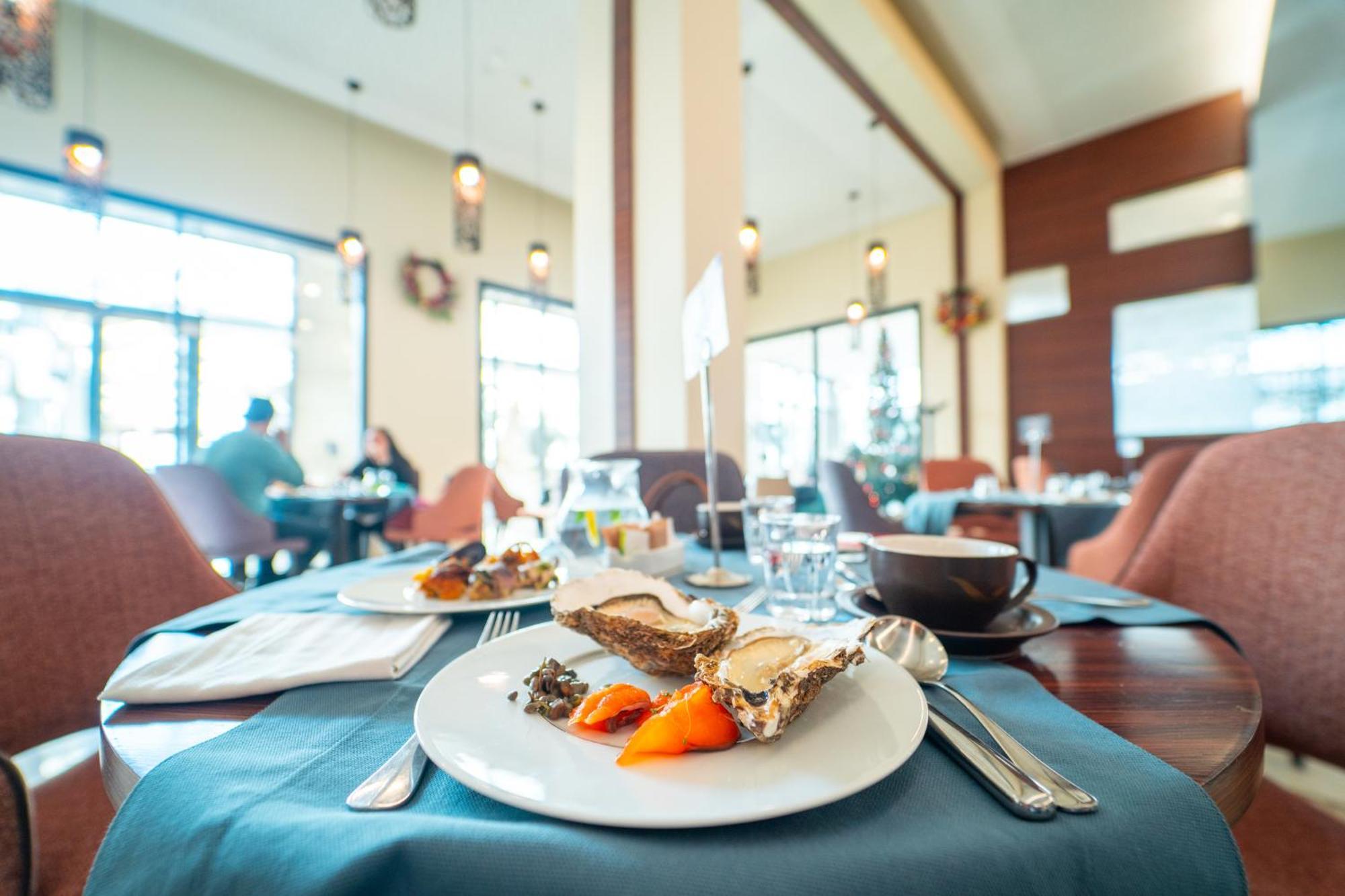 فندق موفينبيك دو لاك تونس المظهر الخارجي الصورة A restaurant in the Maldives