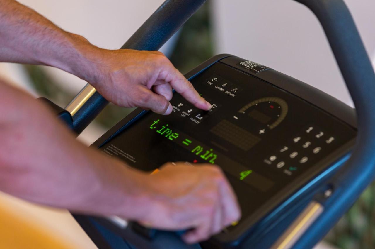 فندق موفينبيك دو لاك تونس المظهر الخارجي الصورة A treadmill console